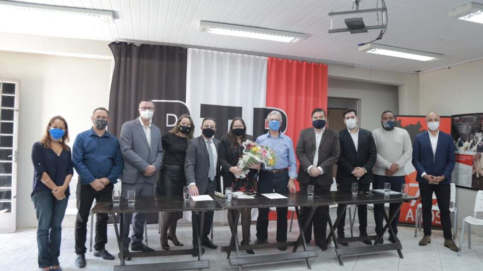 27.04.2021-–-Tanise-Sabino-e-a-nova-Presidente-do-PTB-de-Porto-Alegre